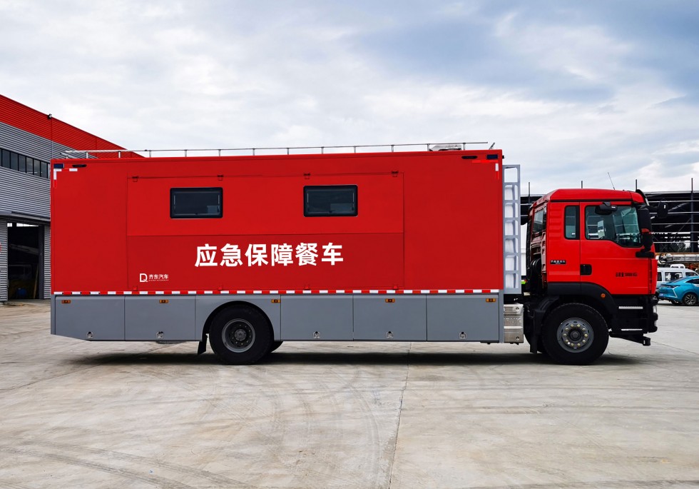 齊東方牌重汽汕德卡型餐車-可供300-500人餐飲